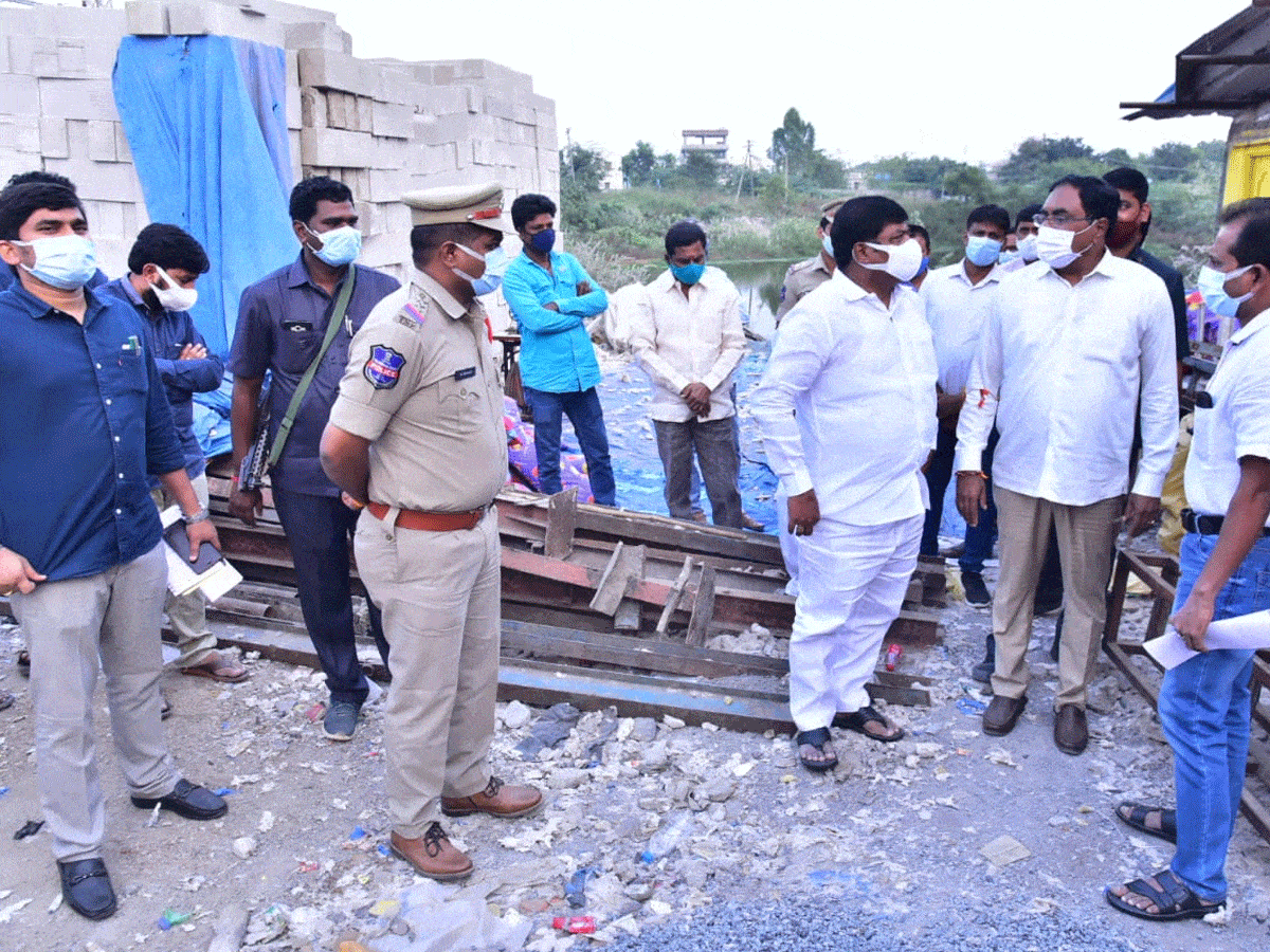 టీఆర్‌ఎస్‌ భవన నిర్మాణానికి స్థల పరిశీలన చేసిన మంత్రి ఎర్రబెల్లి
