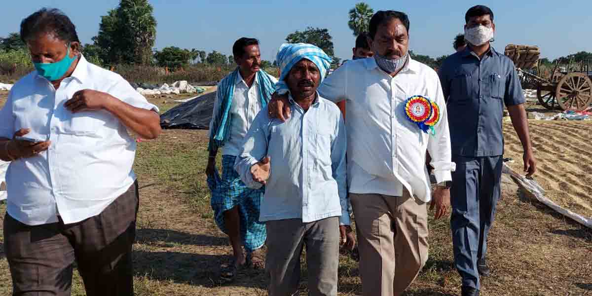 ధాన్యం కొనుగోలు కేంద్రాలను ఆకస్మికంగా తనిఖీ చేసిన మంత్రి ఎర్రబెల్లి