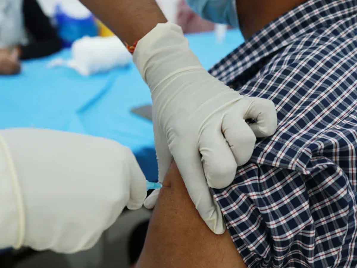 కోవిడ్ స‌ర్టిఫికెట్ కోసం కృత్రిమ చేయి పెట్టుకొని వ్యాక్సిన్ వేయించుకోబోయాడు.. ఆ త‌ర్వాత ఏం జ‌రిగిందంటే?