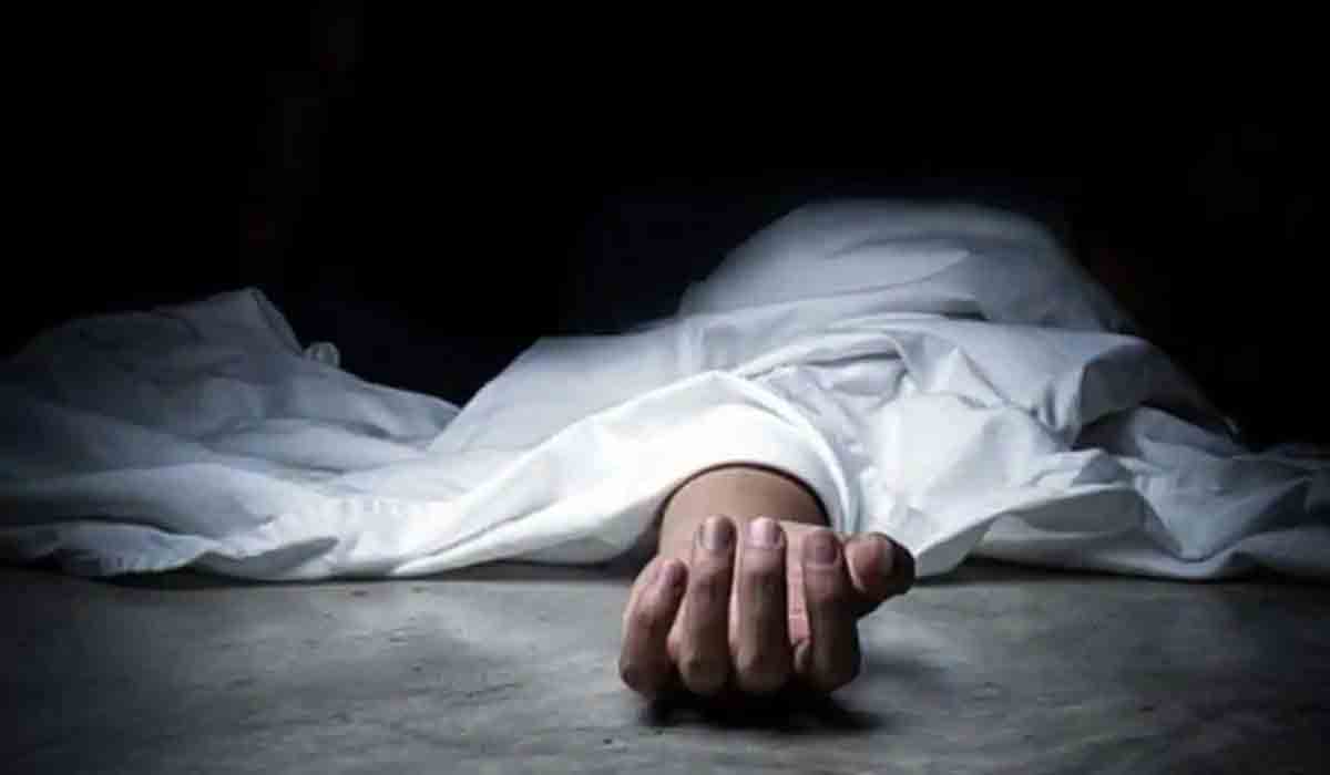 పిల్ల‌ల‌కోసం భోజ‌నం కావాలంటూ వ‌చ్చిన వ్య‌క్తి.. దొంగ అని భావించి చిత‌క‌బాదిన మందుబాబులు