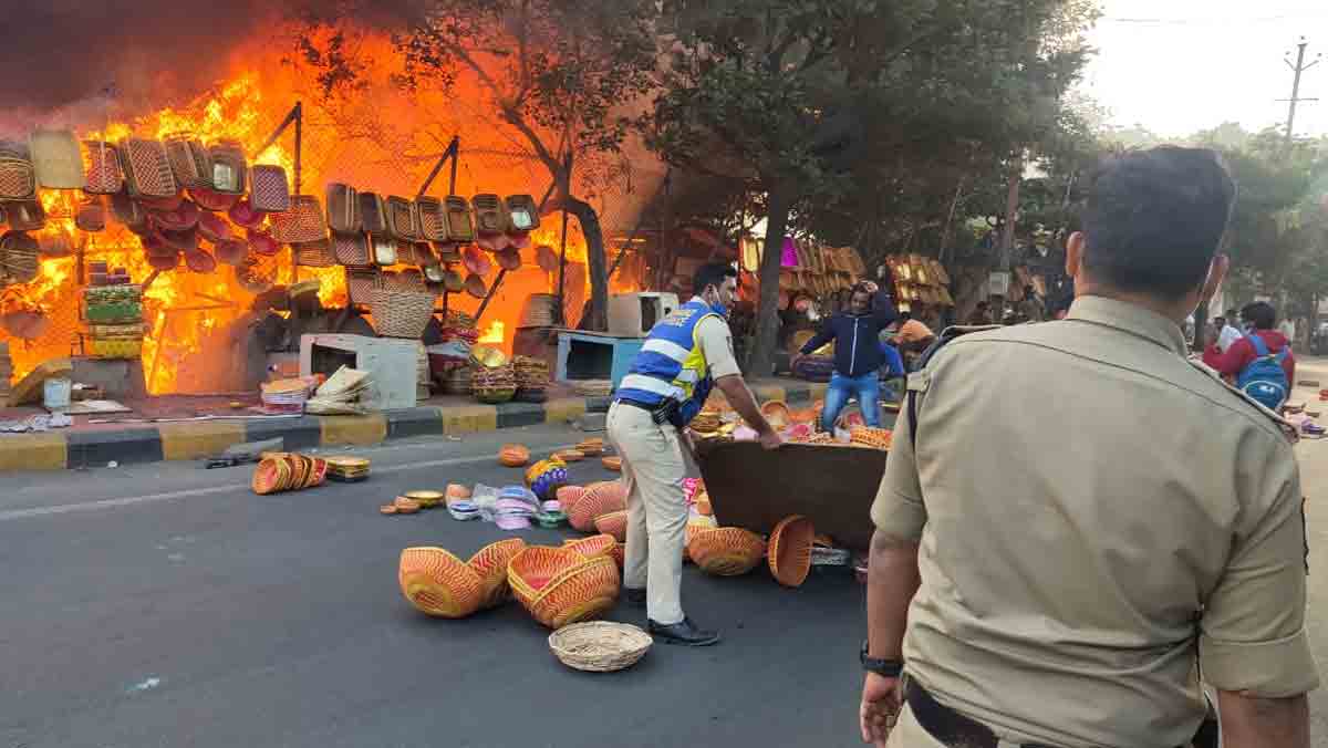 చాద‌ర్‌ఘాట్ అగ్ని ప్ర‌మాదంలో 40 గుడిసెలు అగ్నికి ఆహుతి
