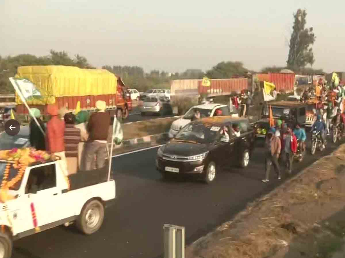 పంజాబ్‌కు తిరిగి వస్తున్న రైతులపై విమానం ద్వారా పూల వర్షం