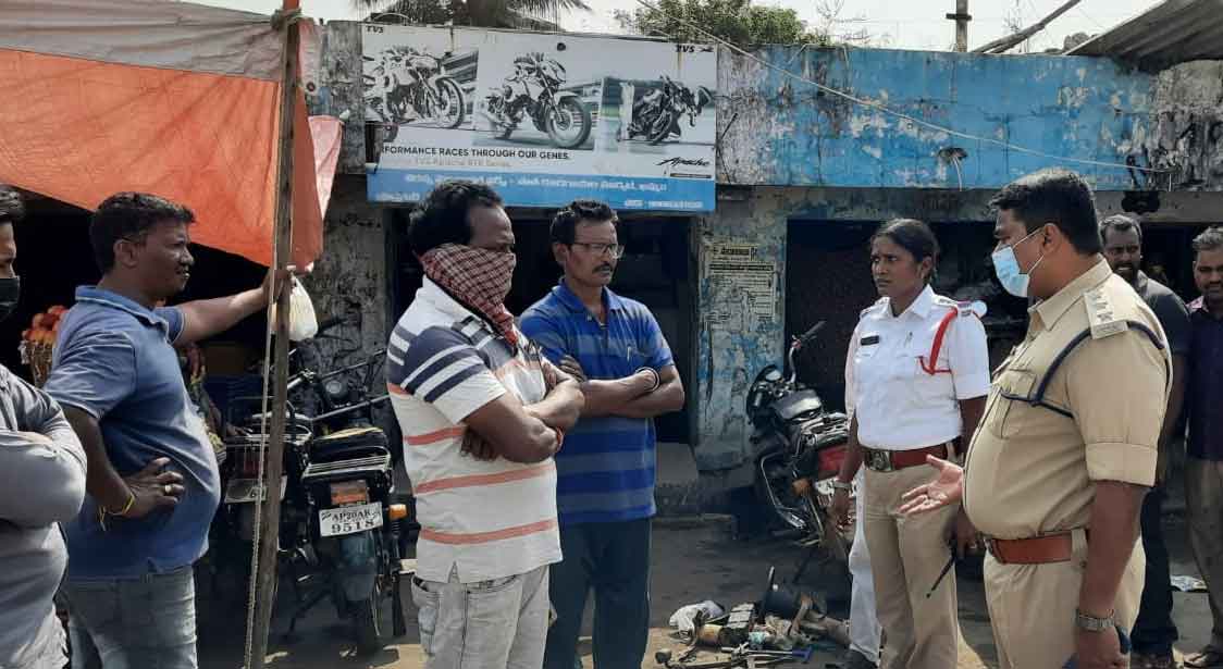 Khammam | ఫుట్ పాత్ లపై వ్యాపారాలను తొలగించి సహకరించాలి: ట్రాఫిక్ ఏసీపీ రామోజీ రమేష్