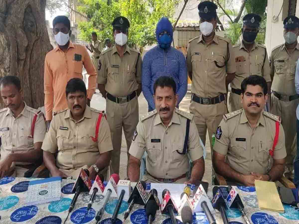 fraudster nabbed: చిత్తూరులో అంతర్రాష్ట్ర సైబర్‌ మోసగాడు అరెస్ట్‌