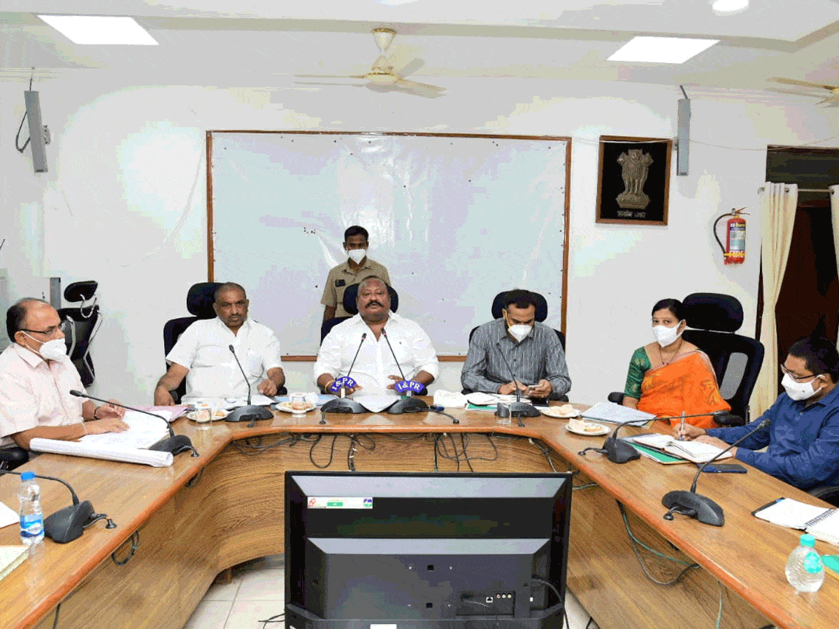 అలా చేస్తే కాంట్రాక్టర్లపై కఠిన చర్యలు : మంత్రి గంగుల