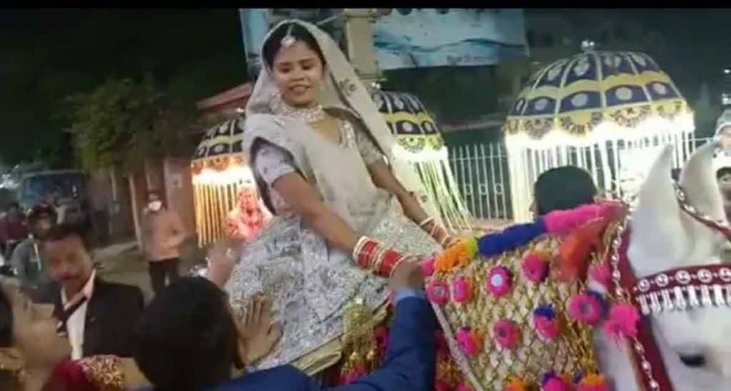 bride rides horse to wedding venue in bihar video viral