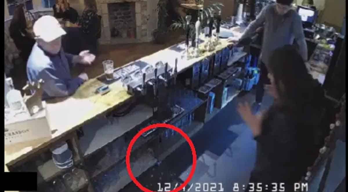 ప‌బ్‌లో దెయ్యం.. ఏం చేసిందో తెలిస్తే షాక్ అవ్వాల్సిందే