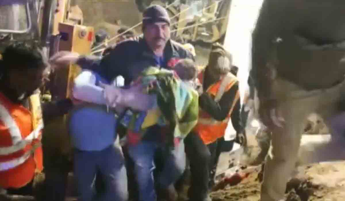 మృత్యుంజయురాలు.. బోరుబావిలో పడిన చిన్నారి సేఫ్‌