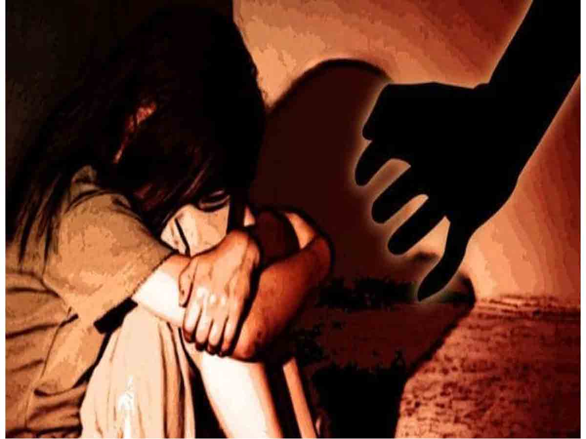 దారుణం : పుస్త‌కం కోసం ఇంటికి వ‌చ్చిన బాలికపై లైంగిక దాడి..మైన‌ర్ బాలుడి అరెస్ట్!