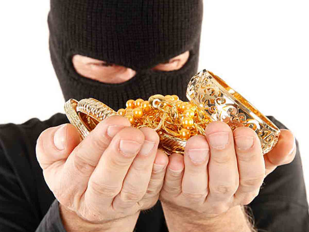 Crime news | లోన్ వచ్చిందని నమ్మించి..డబ్బులు, నగలతో ఉడాయించాడు