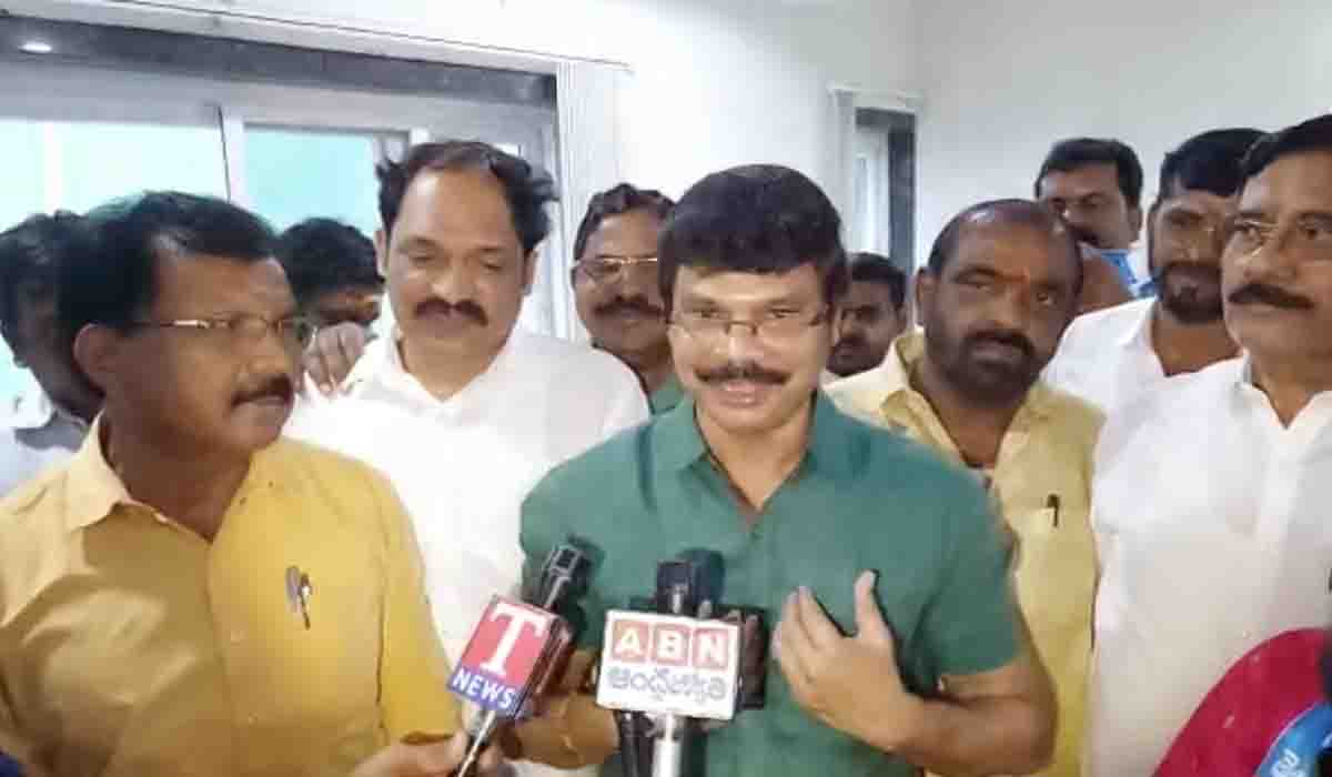 అఖండ‌లో క‌ల్లు సీన్ పెట్ట‌డంపై హ‌ర్షం..బోయ‌పాటిని క‌లిసిన తెలంగాణ గౌడ సంఘాలు..