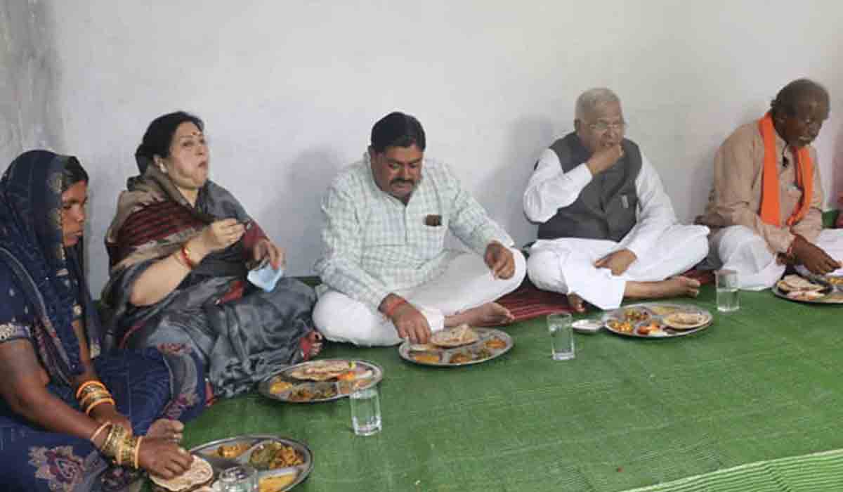 Madhya Pradesh | పేద‌వాడి ఇంట్లో భోజ‌నం చేసి వెళ్లిన గ‌వ‌ర్న‌ర్‌.. 14,000 క‌ట్టాల‌న్న అధికారులు