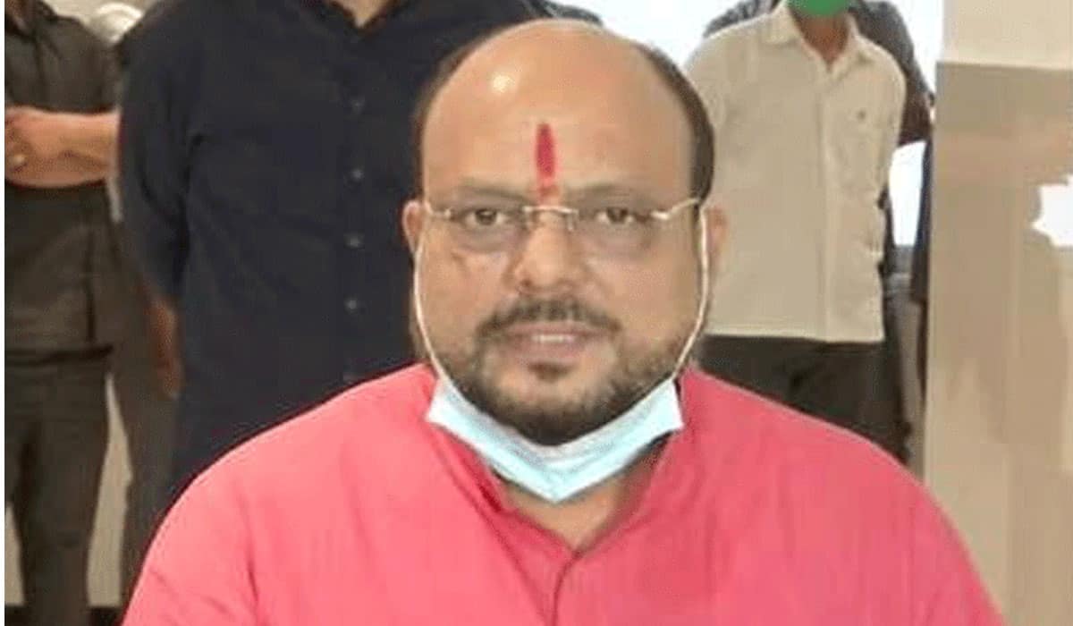 రోడ్లను హేమామాలిని బుగ్గలతో పోల్చిన మంత్రి