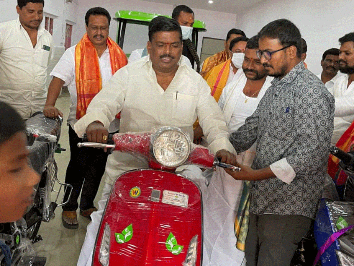 ఎలక్ట్రికల్‌ వాహనాలతో కాలుష్యానికి చెక్‌ : ఎమ్మెల్యే గూడెం