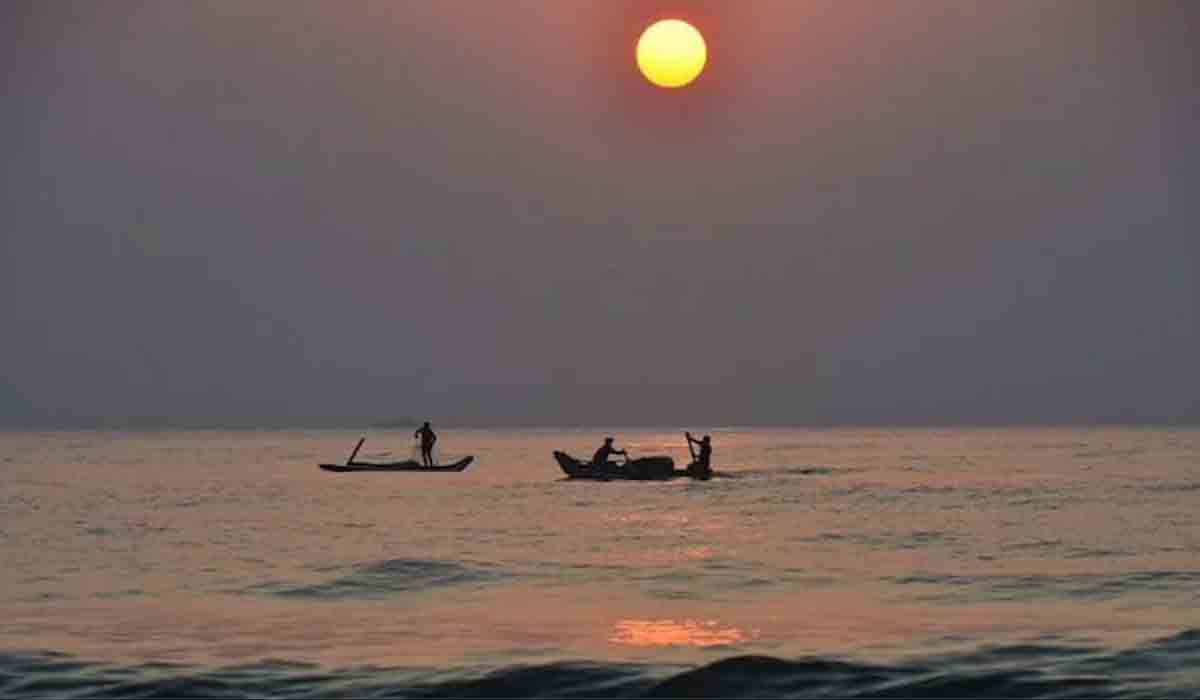 గుజరాత్‌ తీరంలో గల్లంతైన 15 మత్సకారుల పడవలు