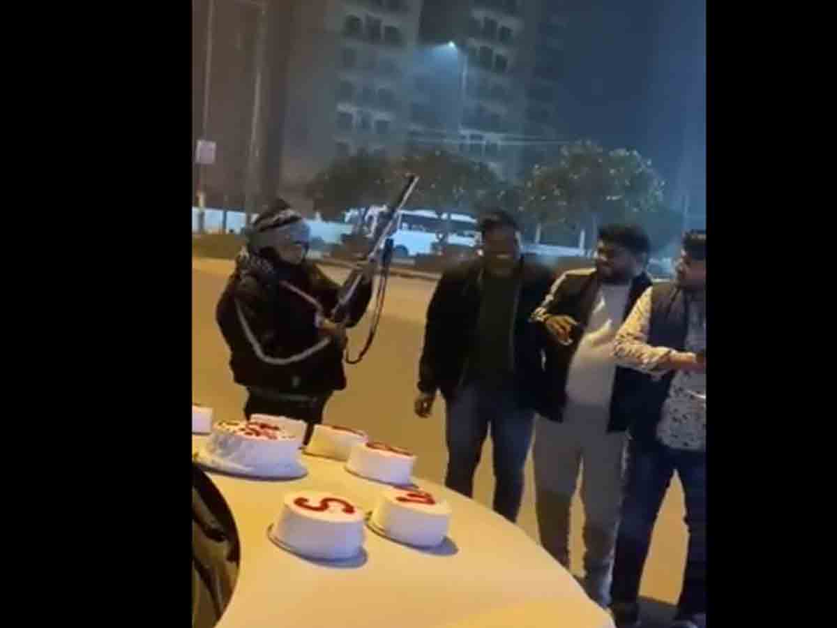 బర్త్‌ డే సెలబ్రేషన్‌లో గాల్లోకి కాల్పులు.. భయాందోళన చెందిన స్థానికులు