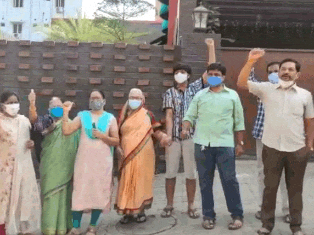 జూబ్లీహిల్స్ టాట్ పబ్ ముందు కాలనీ వాసుల ఆందోళన