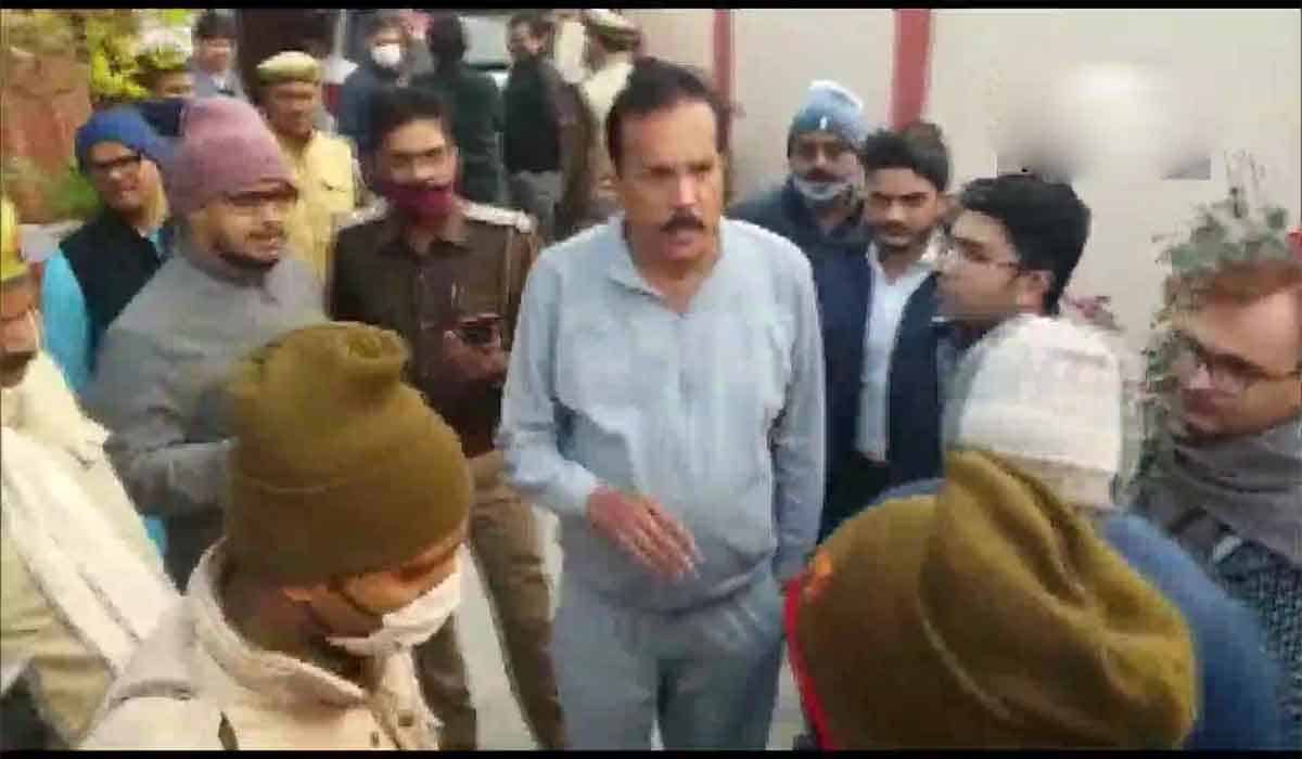 స‌మాజ్‌వాదీ పార్టీ నేతల‌ ఇండ్ల‌ల్లో ఐటీ సోదాలు..