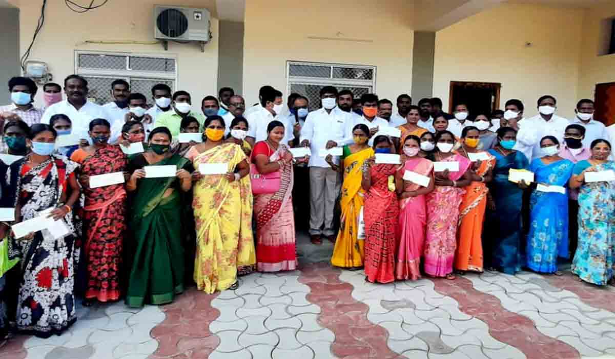 Kalyana Lakshmi | కళ్యాణలక్ష్మి చెక్కులను పంపిణీ చేసిన ఎమ్మెల్యే పెద్ది సుదర్శన్ రెడ్డి