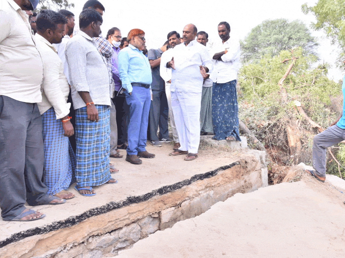కూలిన వంతెనను పరిశీలించిన ఎమ్మెల్యే కృష్ణ మెహన్ రెడ్డి