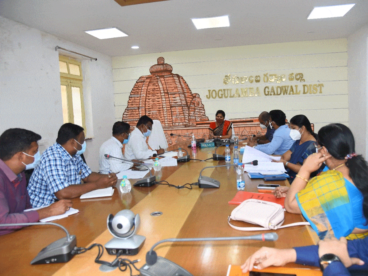 ప్రభుత్వ దవాఖానల అభివృద్ధి పనుల్లో వేగం పెంచాలి : కలెక్టర్ క్రాంతి