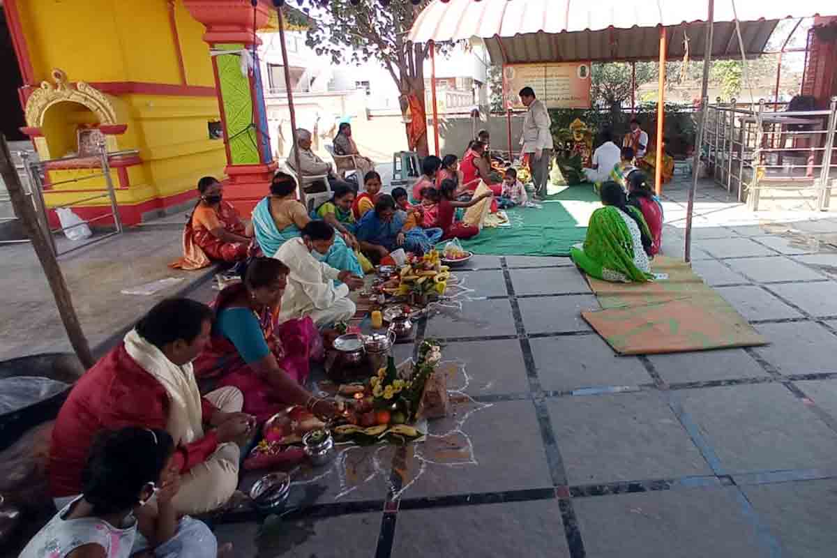 జొన్నబండ శివాలయంలో సత్యనారాయణ వ్రతాలు