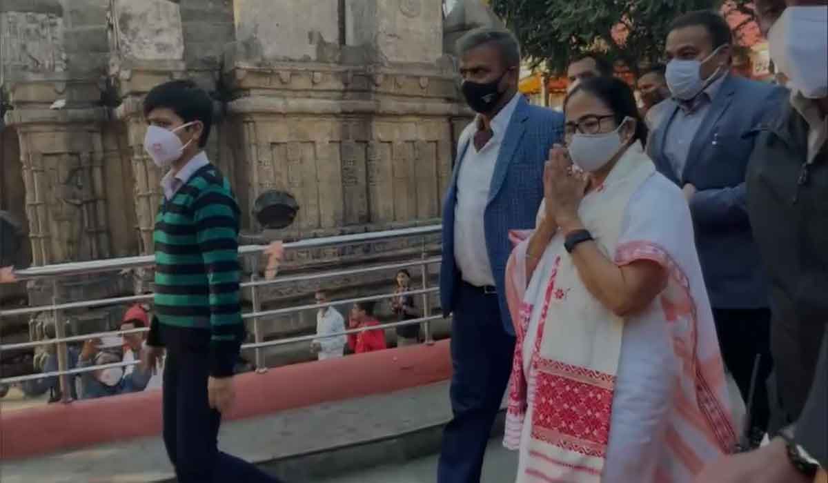 కామాఖ్యాదేవి ఆల‌యంలో బెంగాల్ సీఎం మ‌మ‌తా బెన‌ర్జీ పూజ‌లు