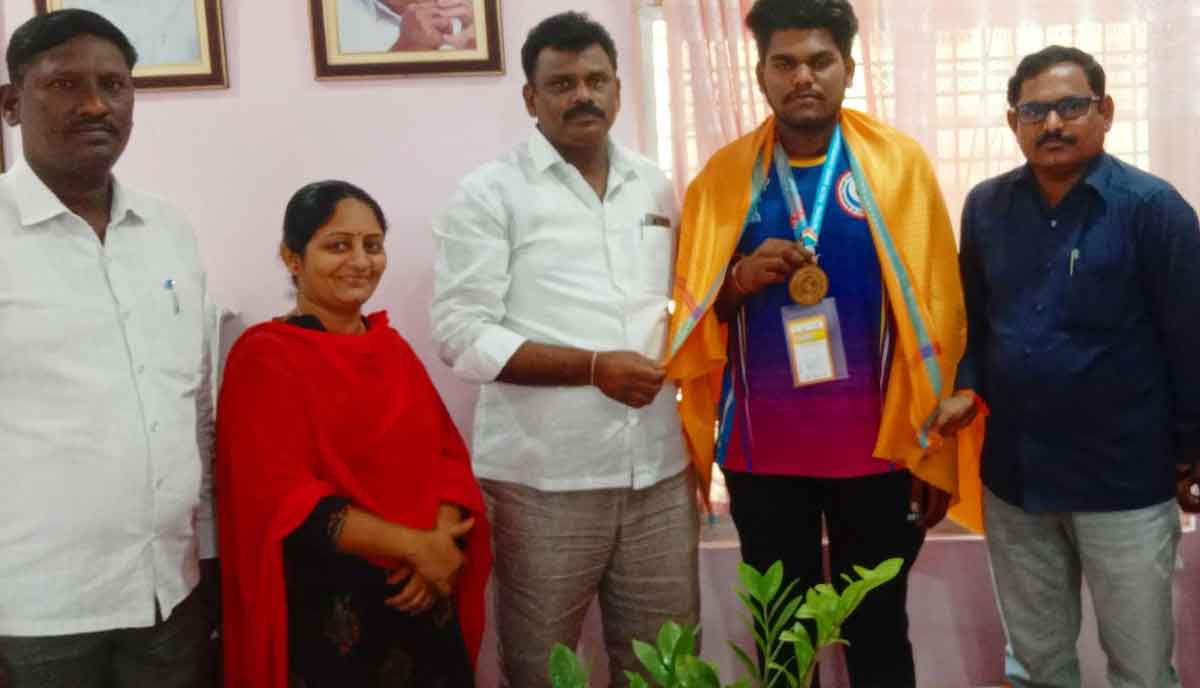 Kothagudem | జాతీయస్థాయి రెజ్లింగ్‌ విజేతను అభినందించిన మున్సిపల్ చైర్‌పర్సన్ కాపు సీతాలక్ష్మీ..