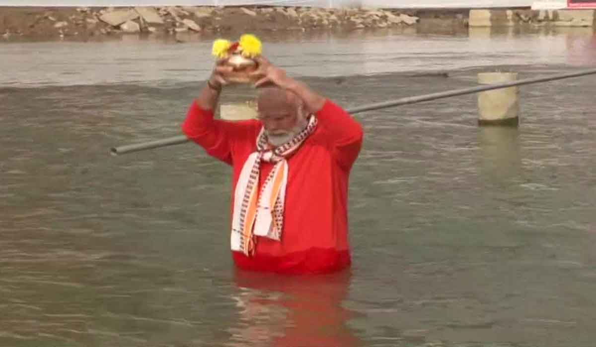 గంగా న‌దిలో మోదీ ప‌విత్ర‌ స్నానం..