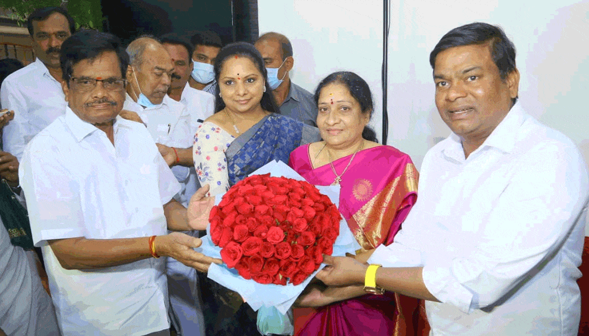 బాధ్యతలు స్వీకరించిన ఆకుల లలిత..అభినందించిన ఎమ్మెల్సీ కవిత