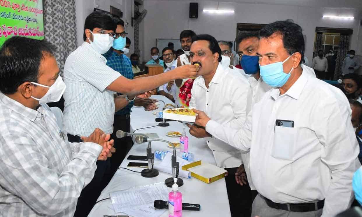 District collector | కలెక్టర్‌ను కలిసిన టీఎన్‌జీఓస్ జిల్లా నూతన కార్యవర్గం..