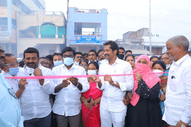 రహదారులను తీర్చిదిద్దుతున్నాం..