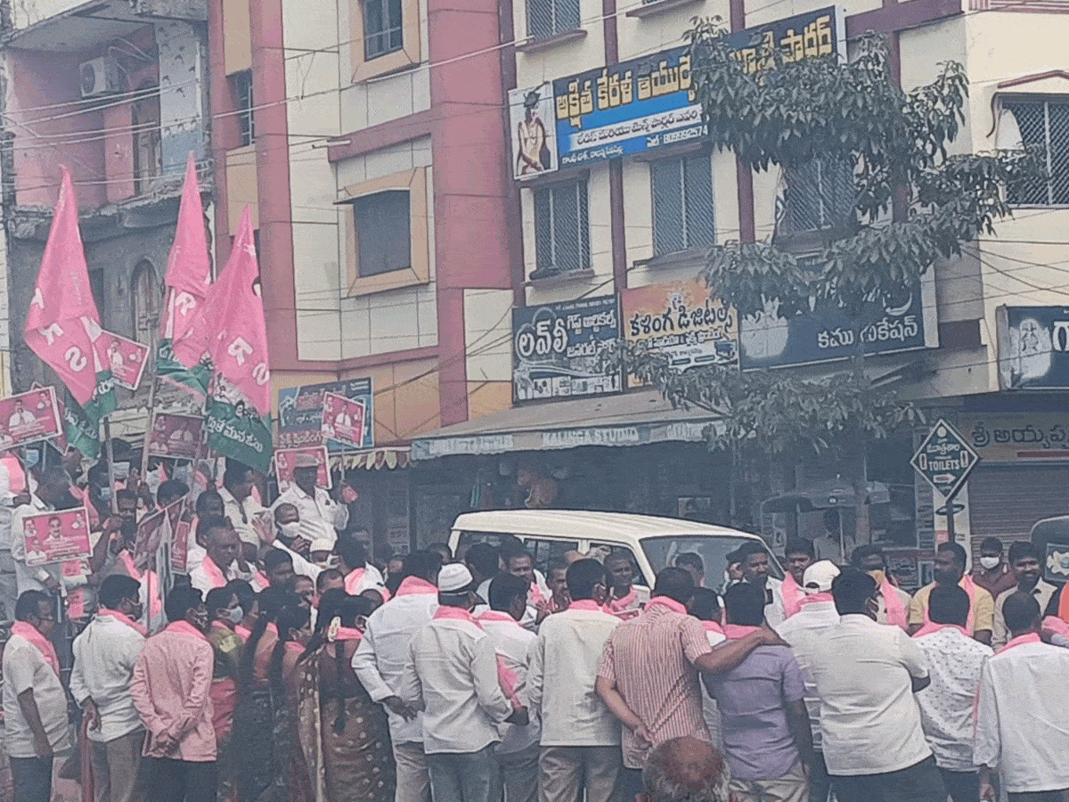 టీఆర్‌ఎస్‌ భవన్‌లో వెల్లివిరిసిన సంబురాలు