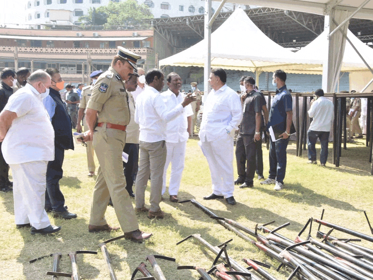 క్రిస్మస్ వేడుకల ఏర్పాట్లను పరిశీలించిన మంత్రి కొప్పుల