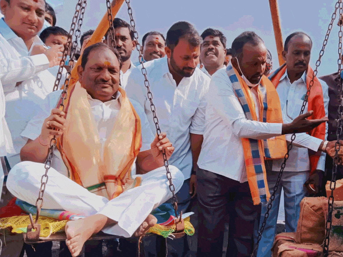 దొంగ మల్లన్న స్వామికి పట్టు వస్త్రాలు సమర్పించిన మంత్రి కొప్పుల