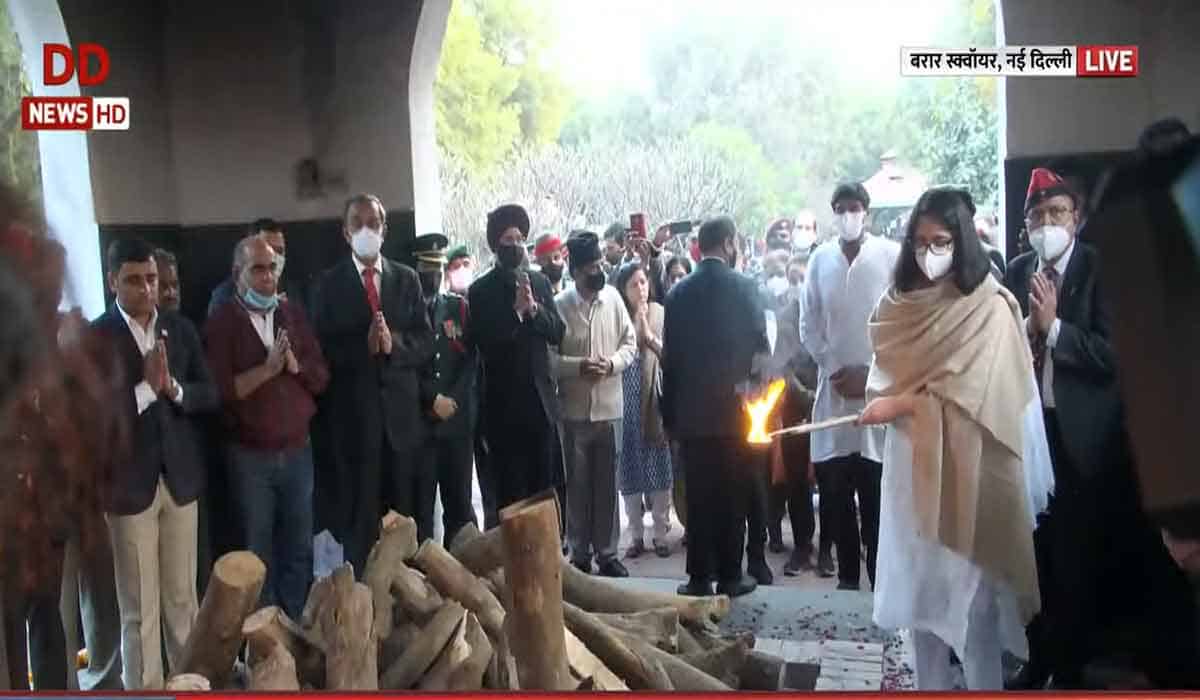 అజేయ యోధుడికి అల్విదా.. బిపిన్ రావ‌త్ అంత్య‌క్రియ‌లు పూర్తి