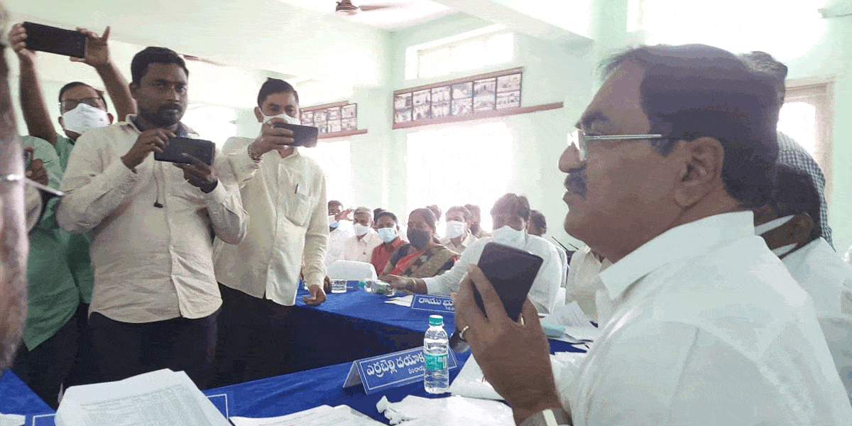 మంత్రి ఎర్రబెల్లిని అభినందించిన కేటీఆర్