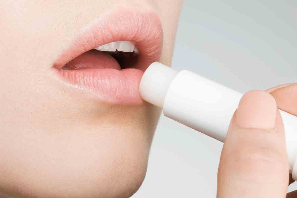 Lip care tips | చ‌లికాలంలో పెద‌వులు ప‌గులుతున్నాయా? ఈ టిప్స్ ట్రై చేయండి