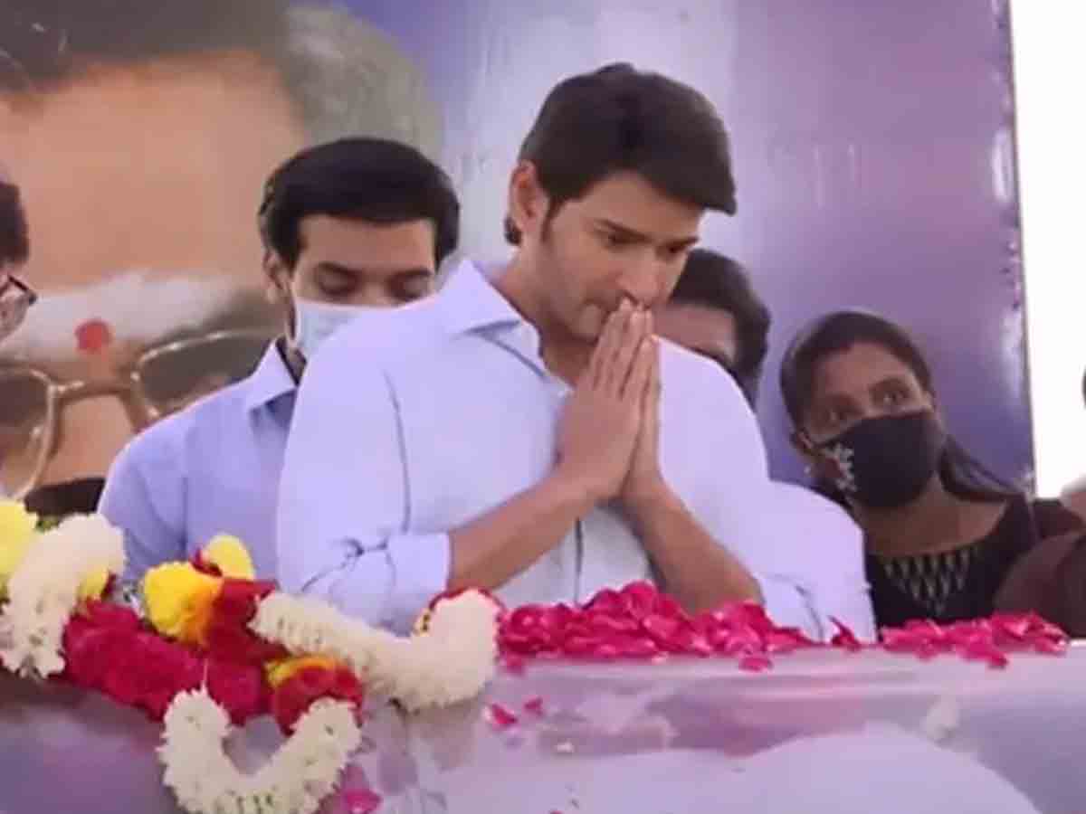 Mahesh Babu: సిరివెన్నెల‌కు క‌న్నీటి నివాళులు అర్పించిన నాగార్జున‌, మ‌హేష్ బాబు