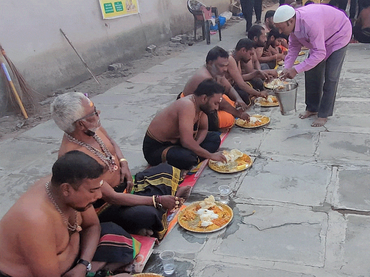 మైనార్టీ వెల్ఫేర్ సొసైటీ ఆధ్వర్యంలో అయ్యప్ప స్వాములకు భిక్ష