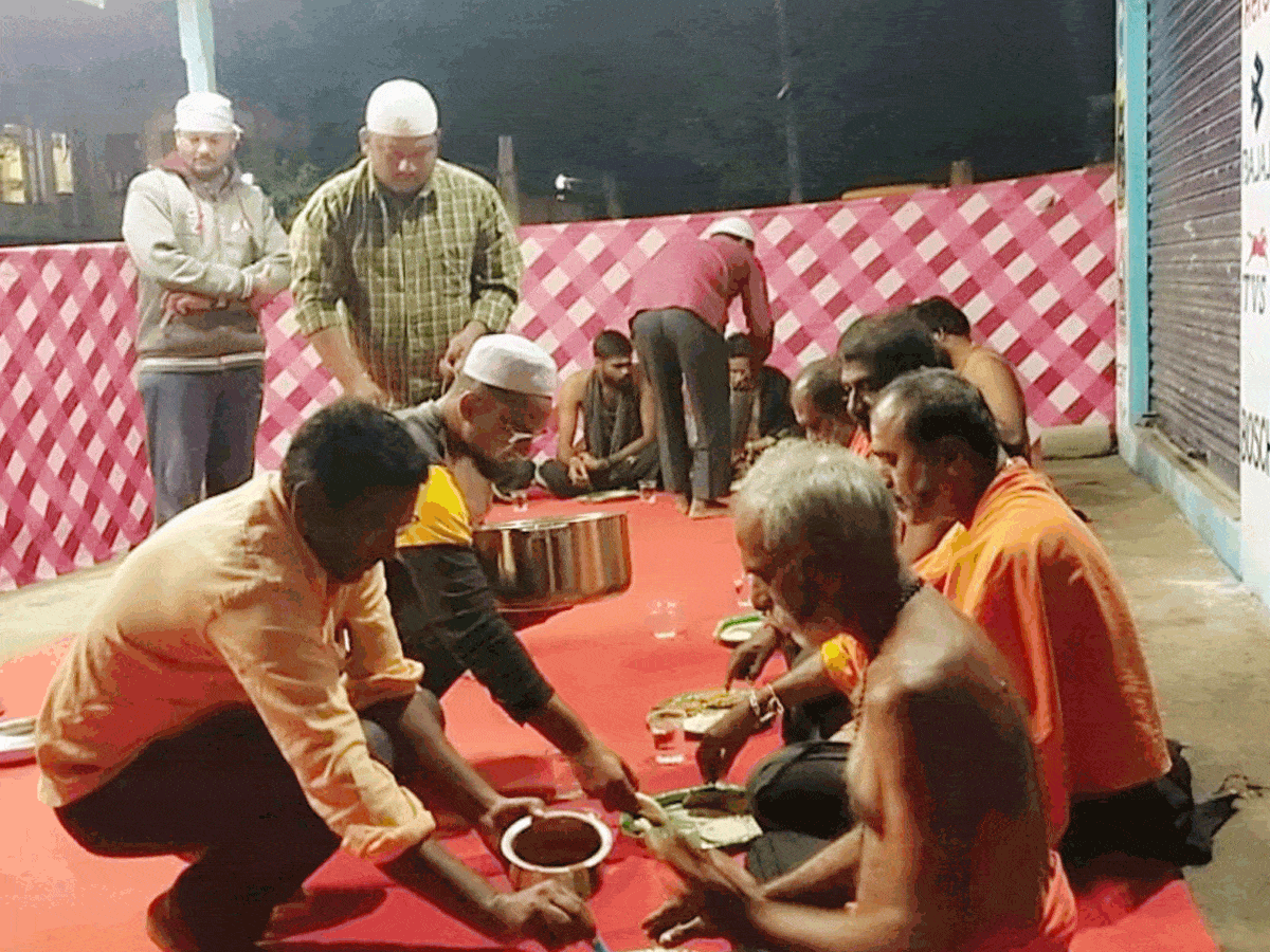 Religious harmony | మతసామరస్యాన్ని చాటిన ముస్లిం యువకుడు