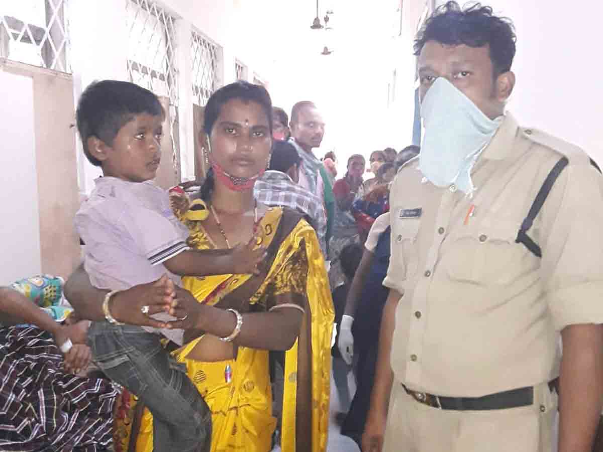 డయల్ 100తో తక్షణ స్పందన..బాలుడిని తల్లి ఒడికి చేర్చిన పోలీసులు