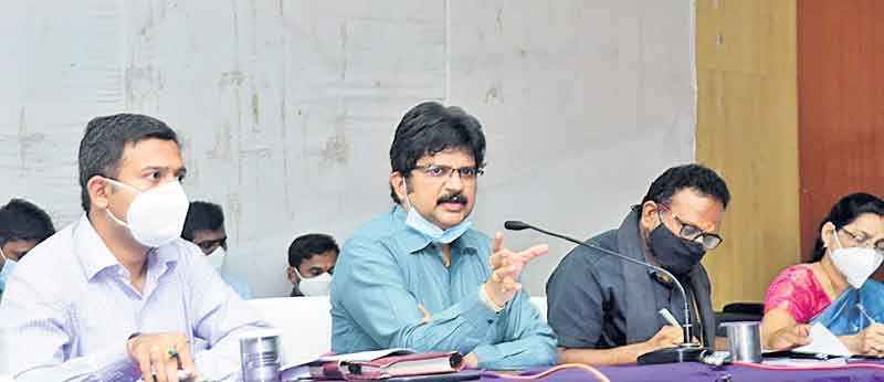 ఒమిక్రాన్‌తో ముప్పు పొంచి ఉన్నది