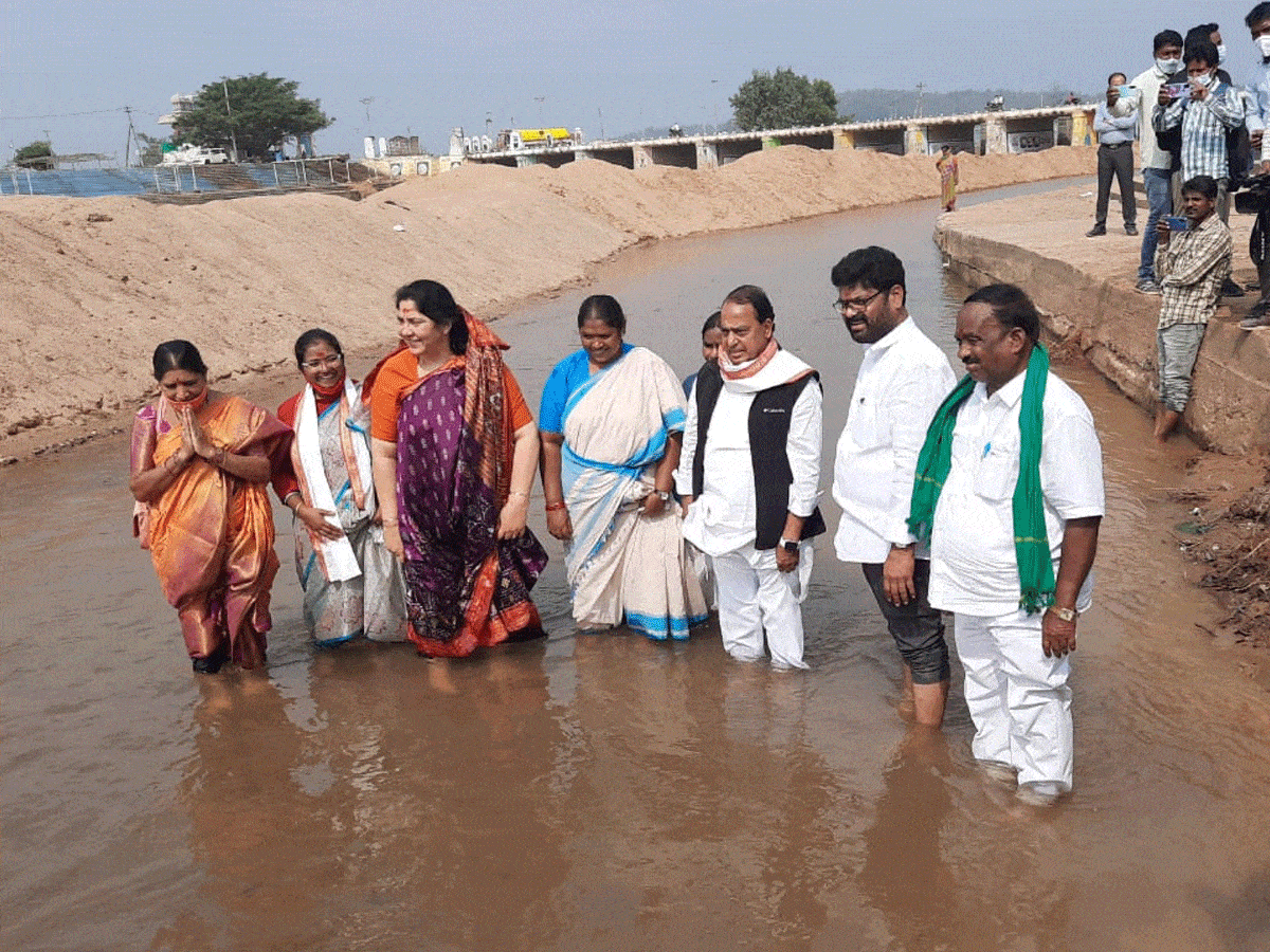 అతిథులను చూసినట్లుగానే..జాతరకు వచ్చే భక్తులను చూడాలి