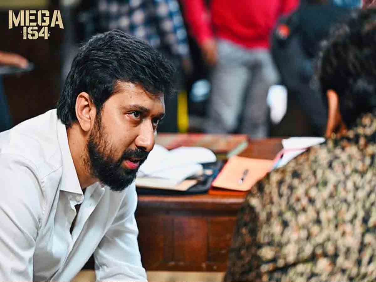Mega 154: బాబీ మూవీ సెట్ లో చిరంజీవి.. ఎమోషనల్ అయిన దర్శకుడు