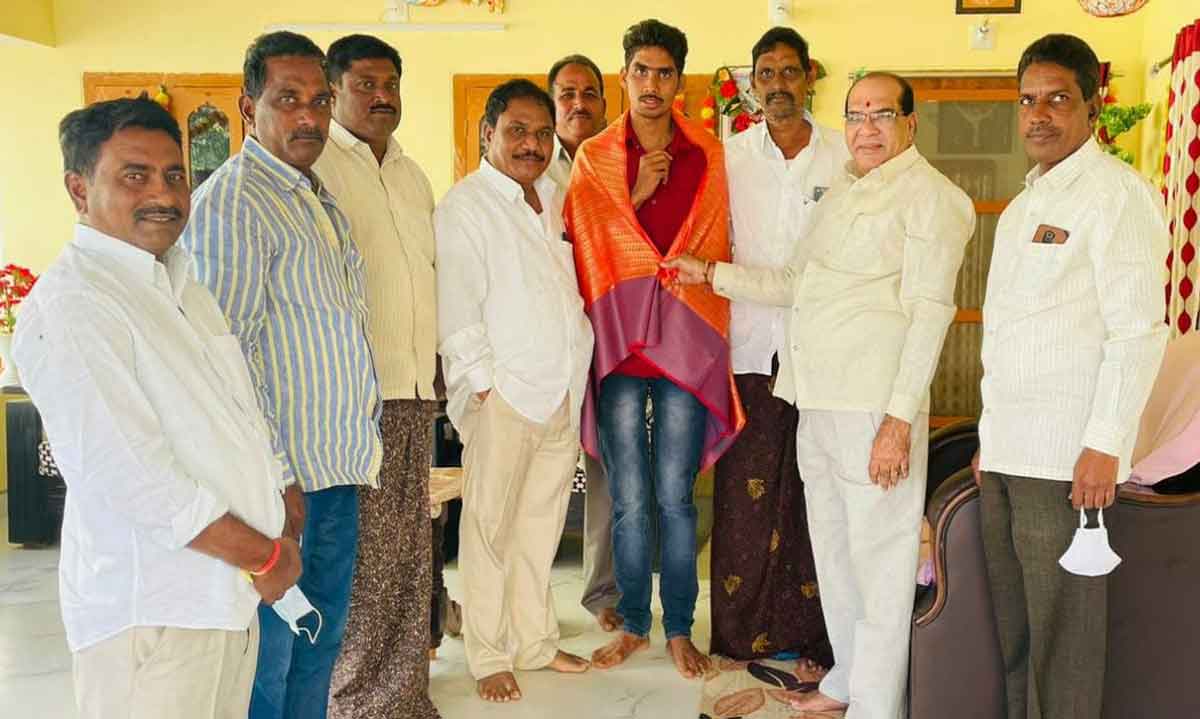 MLA Mecha | క్రికెట్ క్రీడాకారుణ్ణి అభినందించిన ఎమ్మెల్యే..