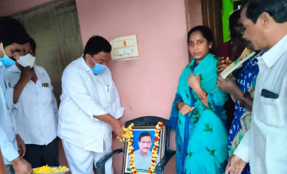 khammam | బాధిత కుటుంబాలకు ఎమ్మెల్యే పరామర్శ…