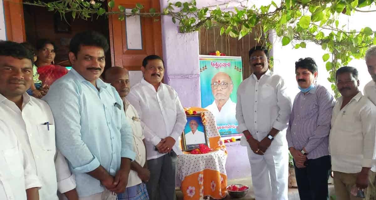 MLC |  కొత్తూరు కుటుంబ సభ్యులను పరామర్శించిన ఎమ్మెల్సీ బాలసాని…