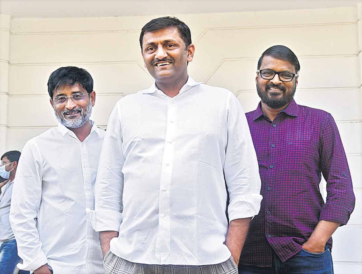 అద్వితీయ ఆదరణ లభిస్తున్నది