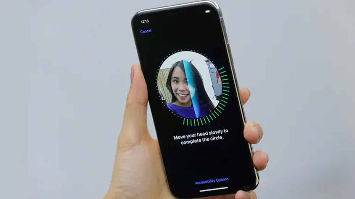 గ‌ర్ల్‌ఫ్రెండ్ నిద్ర‌పోతుండ‌గా క‌నురెప్ప‌ల‌ను పైకి లేపి.. ఆమె ఫోన్‌ను అన్‌లాక్ చేసి.. 18 ల‌క్ష‌లు కొట్టేశాడు